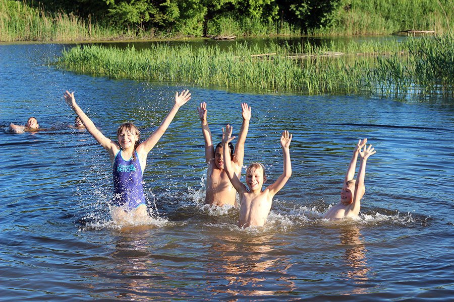 Берег для купания. Купание на речке. Дети плавают в реке. Купание летом. Дети купаются в реке.