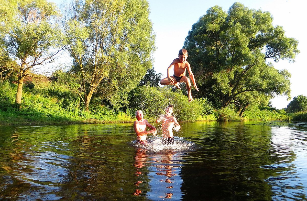 Русские летом на речке. Летом на речке. Речка в деревне летом. Лето в деревне на речке. На речке.