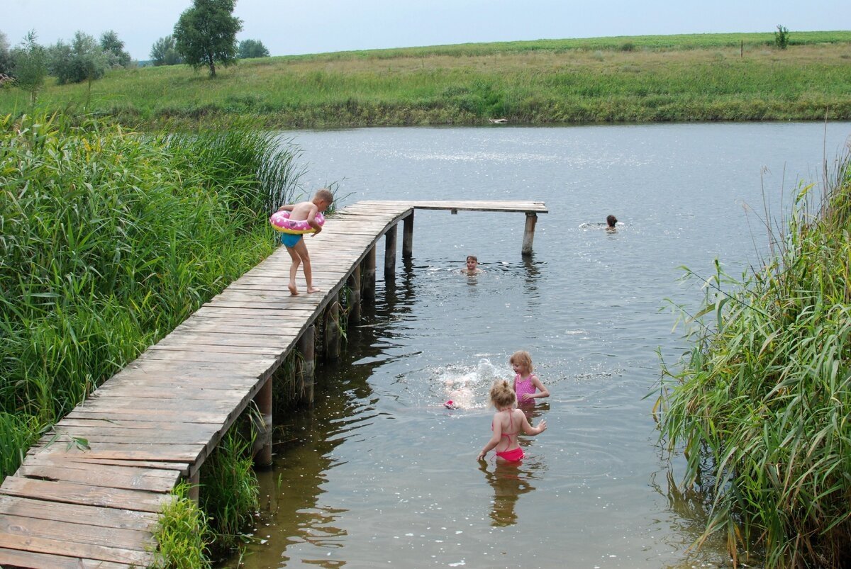 Купание в деревне. Лето речка. Летом на речке. Река для детей. Купание в водоемах.