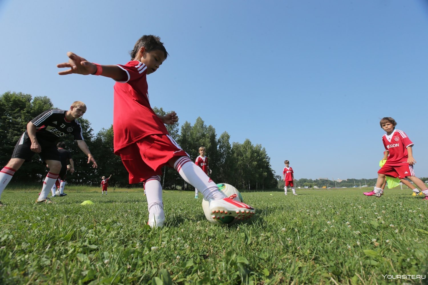 Летом играем в футбол. Футбол дети. Летний футбольный лагерь. Детский футбольный лагерь. Лето футбол дети.