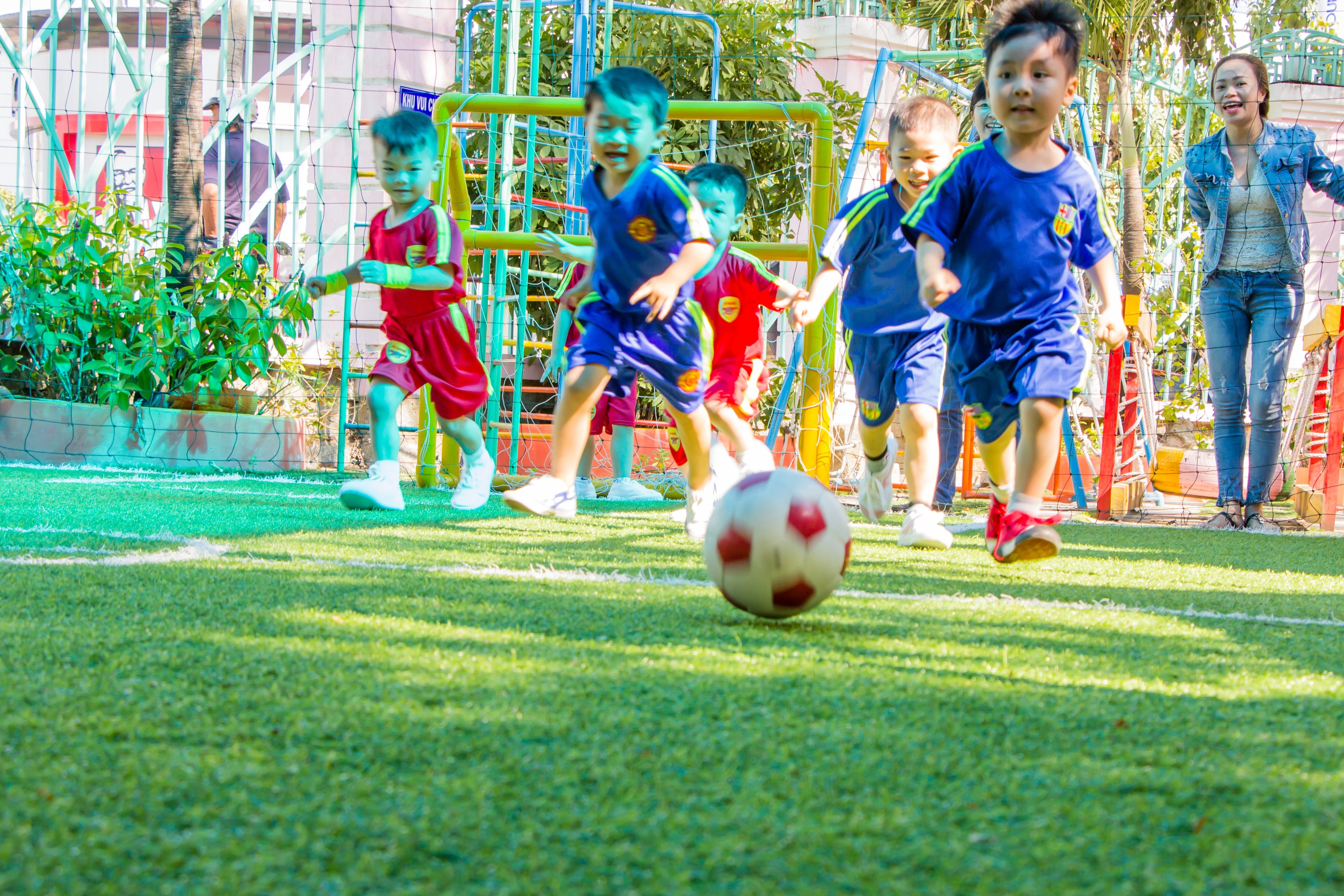 Обучение игре в мяч. Футбол в детском саду. Спортивные игры для детей. Футбольная площадка для детей. Спортивная площадка с мячом.