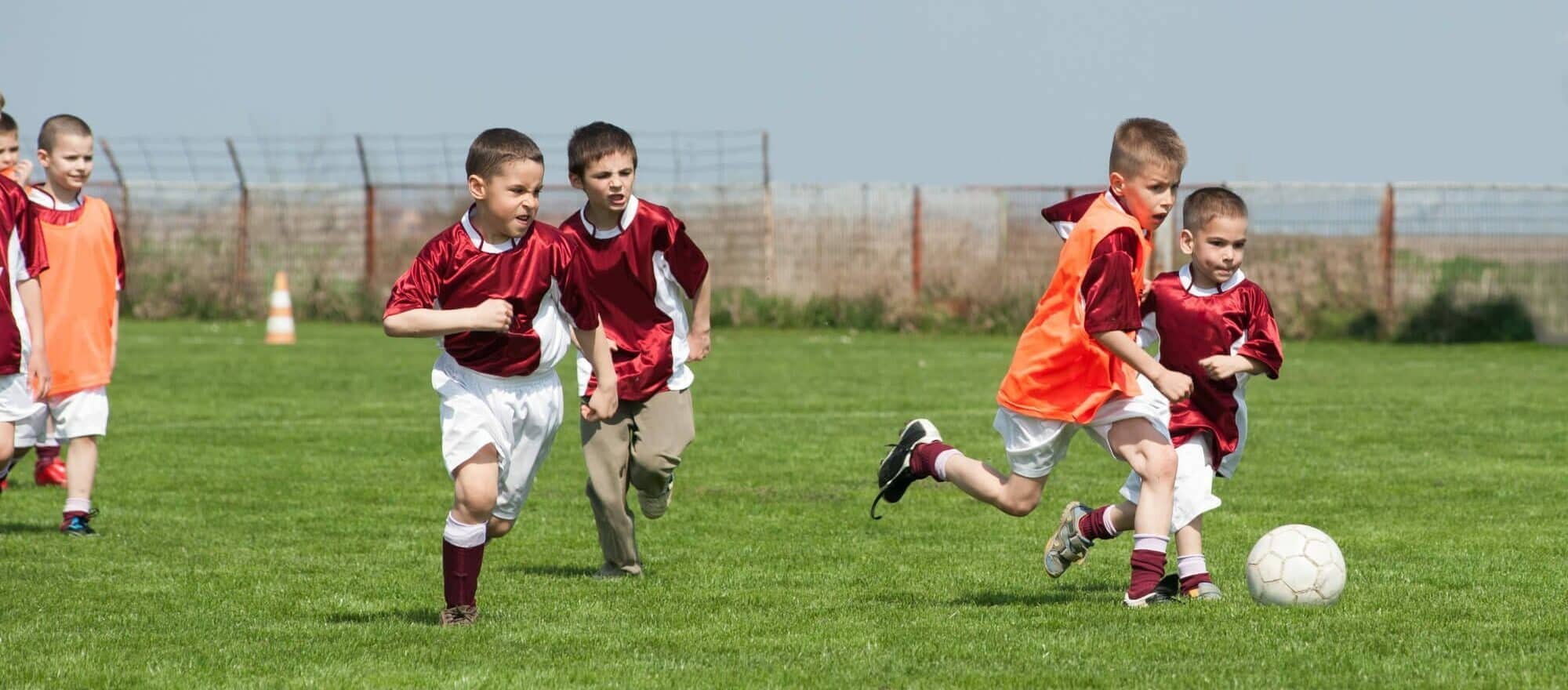 Там играют в футбол. Дети играют в футбол. Дети играющие в футбол. Фото игры в футбол. Мальчик играет в футбол.