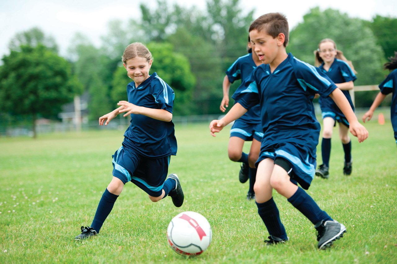 Любимая игра школьников. Спортивные дети. Футбол дети. Школьники играющие в футбол. Мальчик занимается спортом.