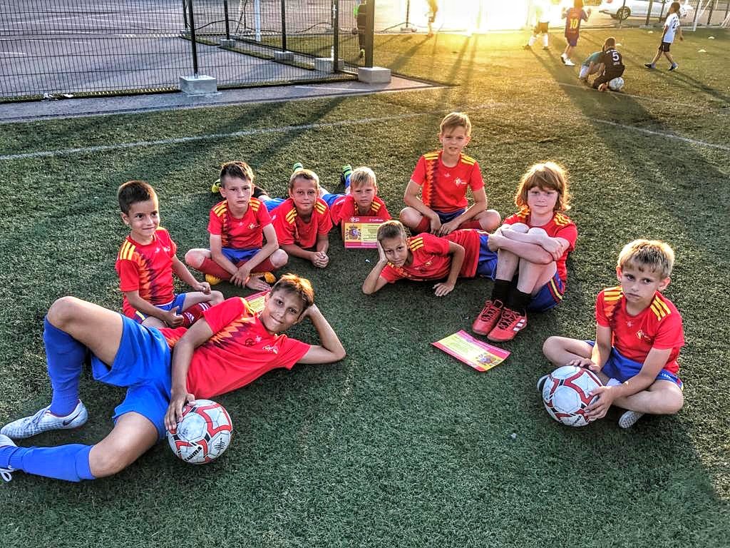 Летом играем в футбол. Футбольный лагерь для 2022 Сочи. Футбол дети. Детский футбольный лагерь. Летний футбольный лагерь.