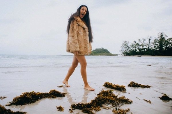 В шубе на пляже