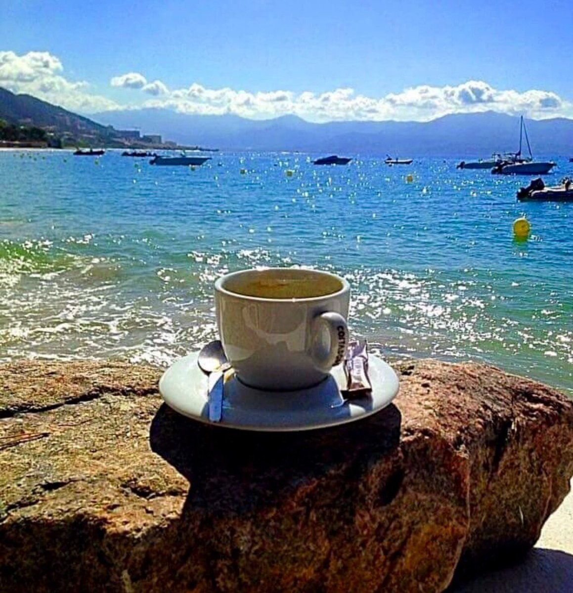 Sea cup. Чашка кофе на море. Чашечка кофе на море. Чашка кофе на берегу моря. Кофе на берегу моря.
