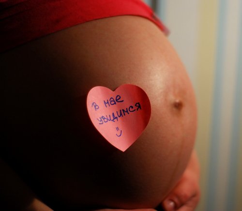 Надпись на животе беременной