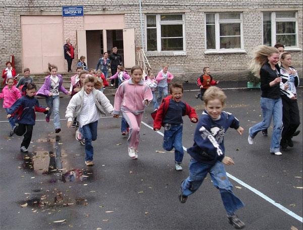 Дети бегут из школы