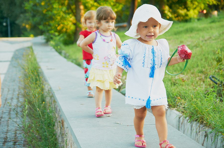 На первое время ребенку летом. Летняя одежда для детей. Дети на прогулке летом. Дети на прогулке в детском саду летом. Дети на летней прогулке.