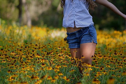 Девушка с длинными волосами летом