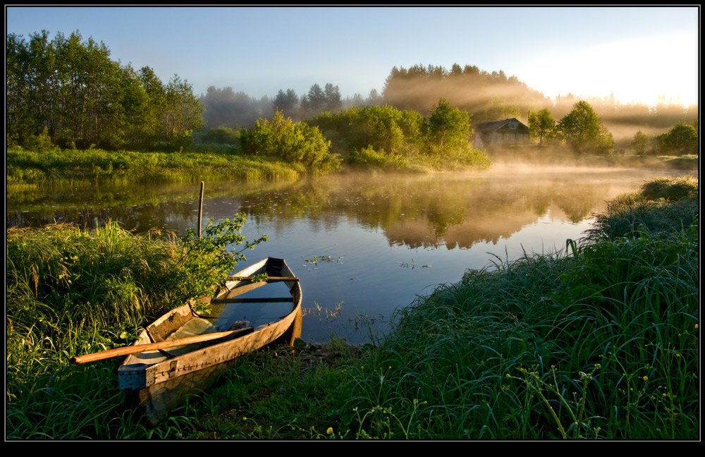 Озеро у деревни реальная. Лето река деревня. Лето в деревне на речке. Лодка на реке. Деревня речка лес.