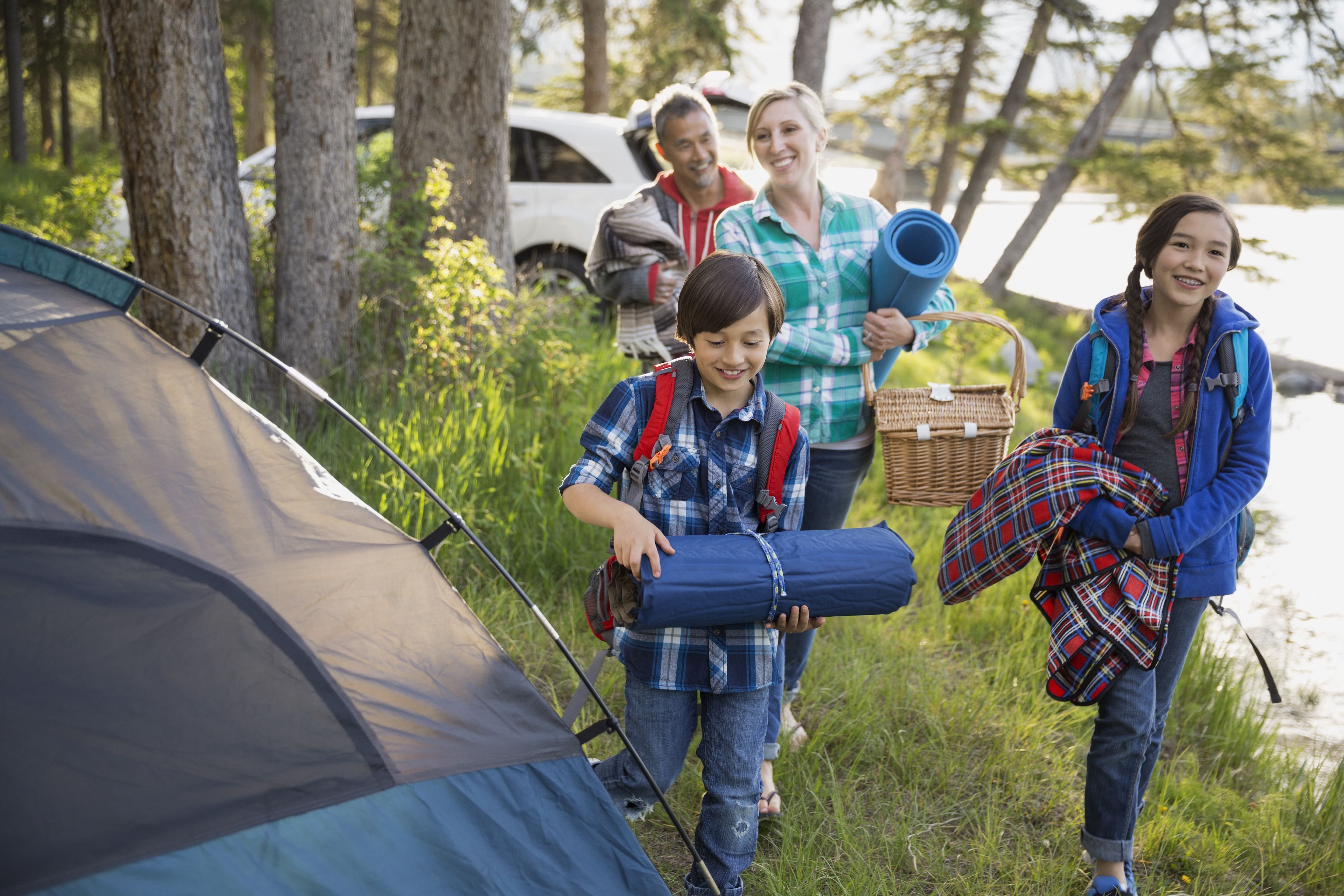 Tourist camp. Туристический поход. Поход с палатками. Семья в походе. Туризм дети.