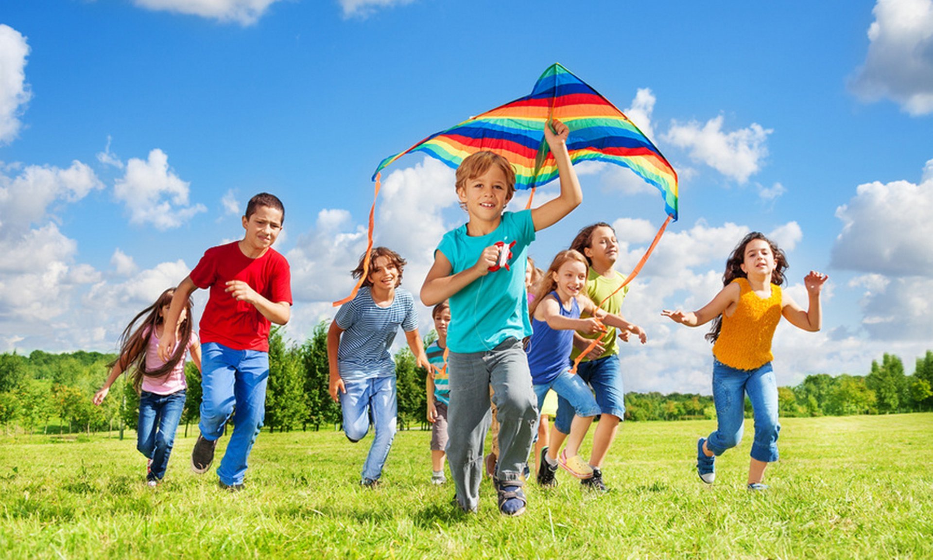Играть на свежем воздухе. Лето дети. Прогулки на свежем воздухе для детей. Радостные дети. Счастливый ребенок.