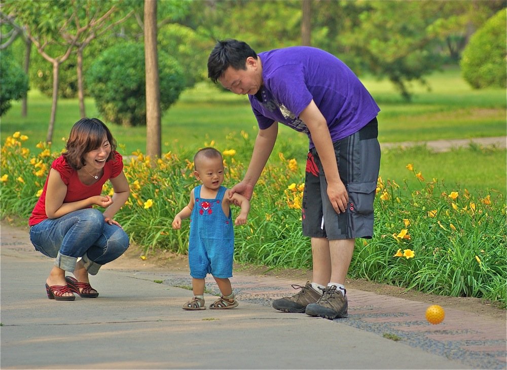 Можно выйти гулять с детьми. Дети на прогулке. Прогулки с малышом. Дети на прогулке летом. Прогулка летом.