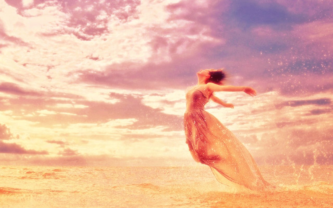 Исполняя мечты песня. Девушка солнце. Полет души. Кружится в платье. Девушка летает.
