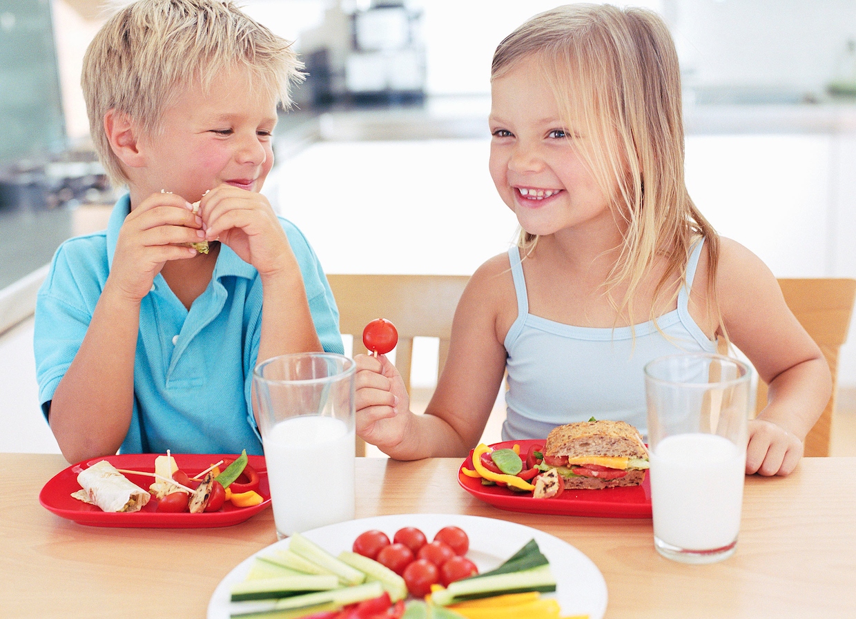 Здоровое питание детей 7 лет. Еда для детей. Питание детей. Питание дошкольного возраста. Прием пищи для детей.
