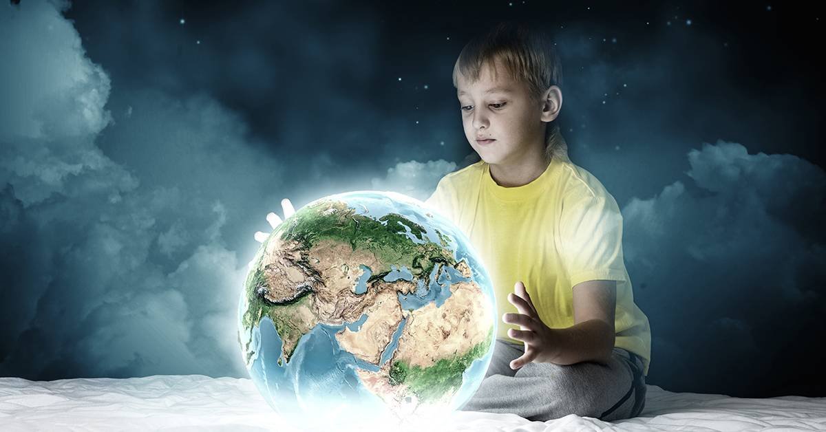 Мальчик и планета земля. Мальчик держит планету в руках. Ребенок держит в руках планету. Мужчина держит планету. Мальчик держит планету земля.