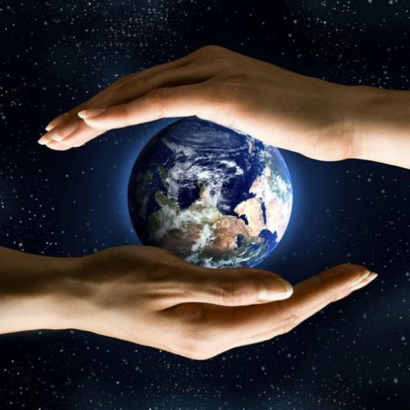 Обнимает планету. Планета в руках. Планета земля в руках. Планета земля в руках человека. Мир в руках человека.