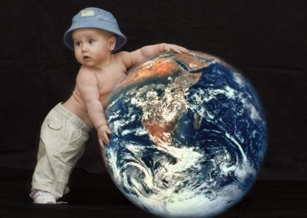 Ребенок земли фото. Планеты для детей. Мальчик на планете. Планета в руках детей. Планета земля для детей.
