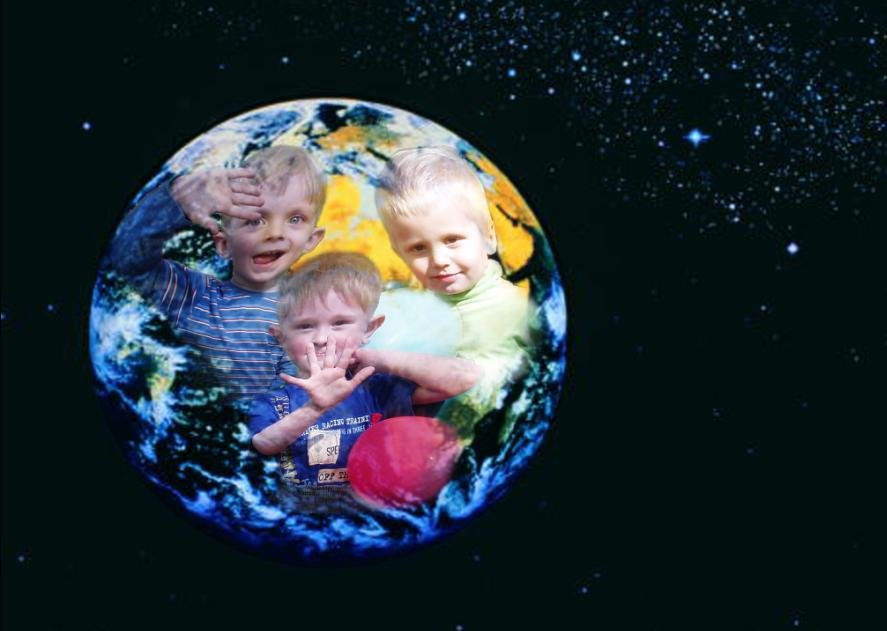 Ребенок земли фото. Планета земля для детей. Планеты для детей. Земной шар для детей. Младенец на земном шаре.