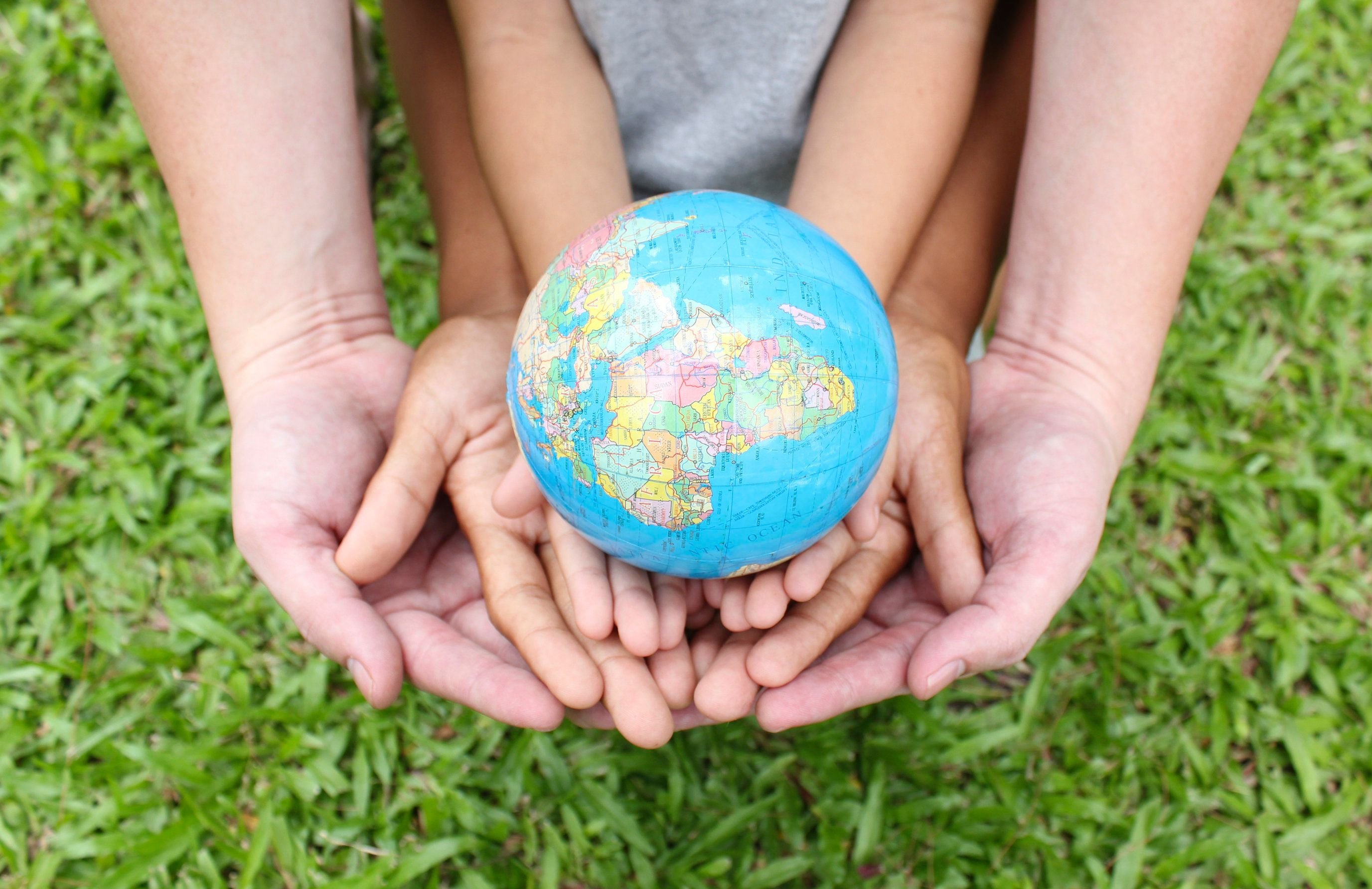 Ребенок земли фото. Земной шар в руках. Планета в руках. Планета в руках человека. Земля в руках.
