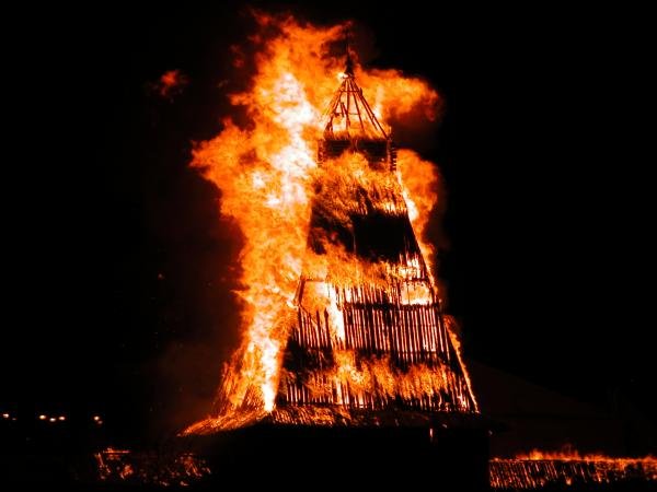 Башня горит