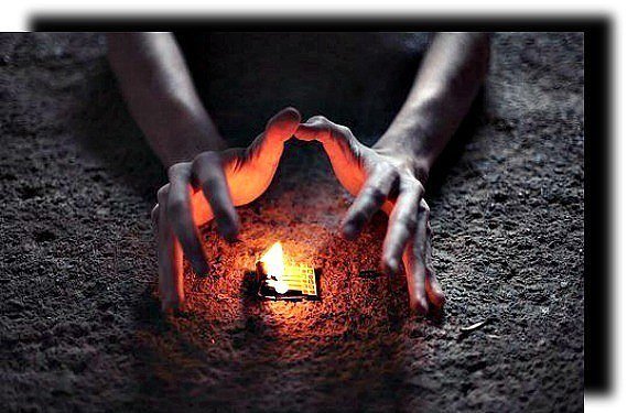 Горящее сердце в руках