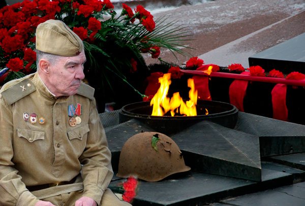 Ветераны у вечного огня