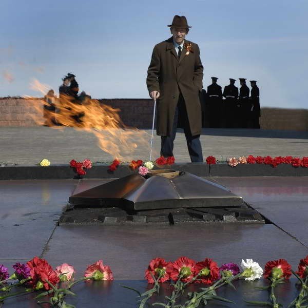 Люди стоящие у вечного огня