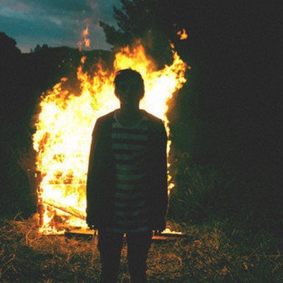 Парень на фоне огня