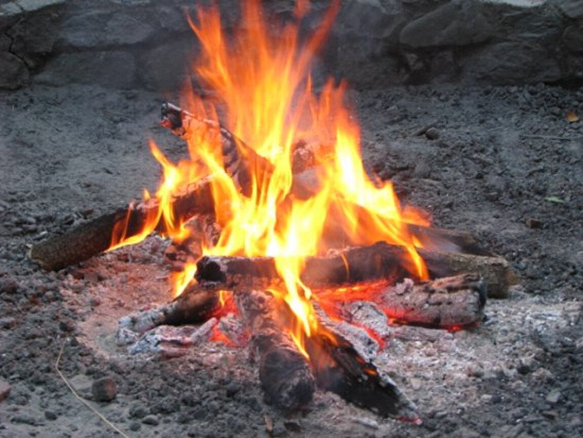 Make my fire. Первобытный костер. Огонь в древности. Костер в древности. Костер в пещере.