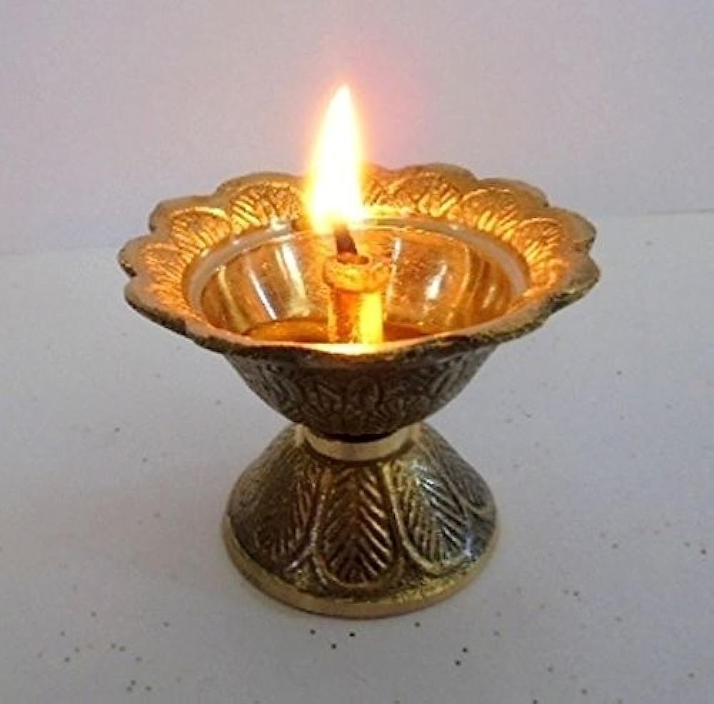 Лампадка картинка. Индийская лампада масляная. Буддистская лампада. Зула Лампадка. Латунная масляная лампа Devdas.
