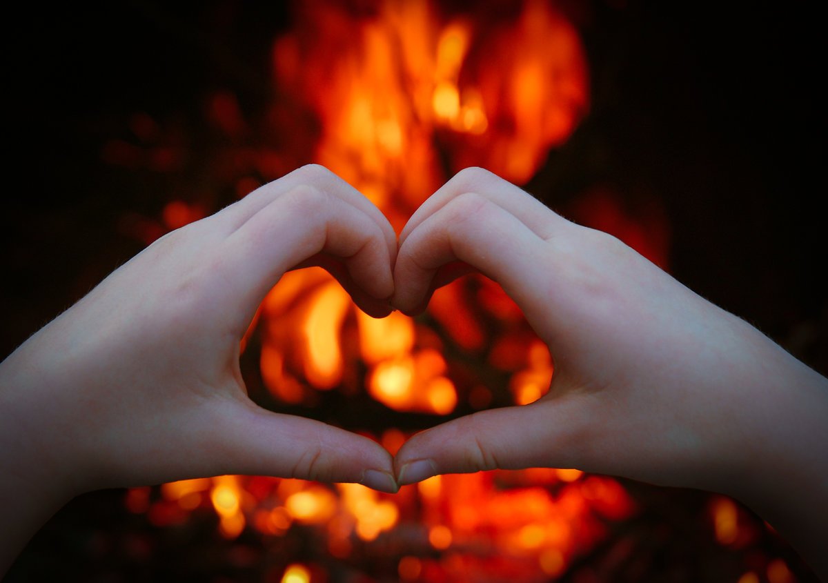 Больше люблю тепло. Горящее сердце. Горящуу сердце. Огненное сердце в руках. Сердце в огне.