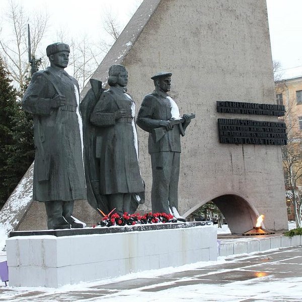 Монумент Победы и вечный огонь в Архангельске