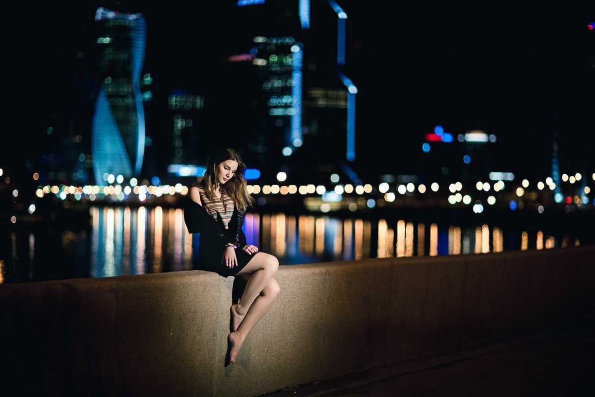 Девушка вечером на улице. Красивая девушка ночью. Фотосессия на фоне ночного города. Девушка в ночном городе.
