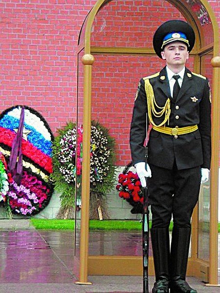 Солдат по стойке смирно