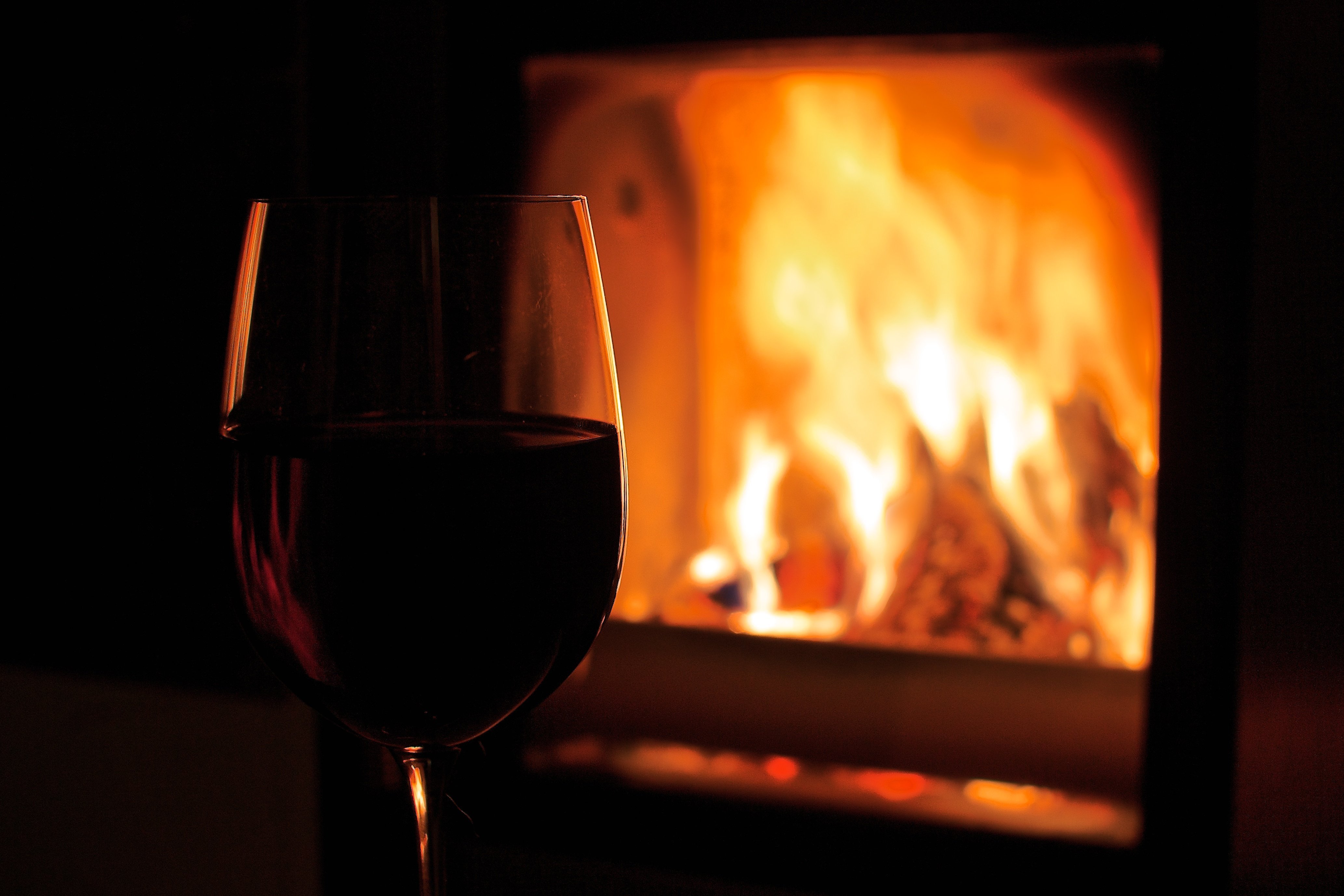 Бокал вина огонь. Камин вино. Вечер камин вино. Камин вино романтика. Камин и бокалы с вином.