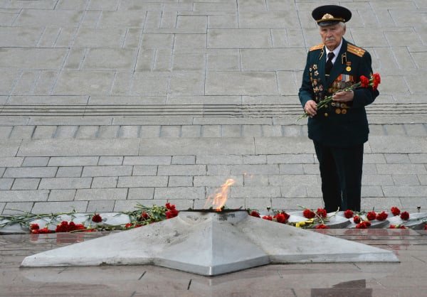 Солдат ВОВ У вечного огня