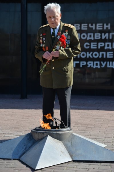 Ветераны у вечного огня