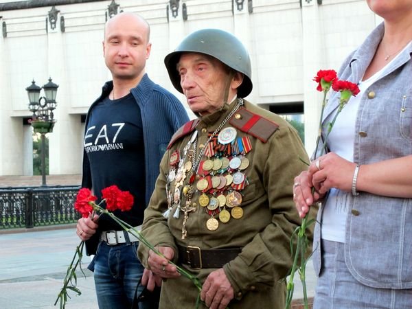 Ветераны у вечного огня бабушка и дед