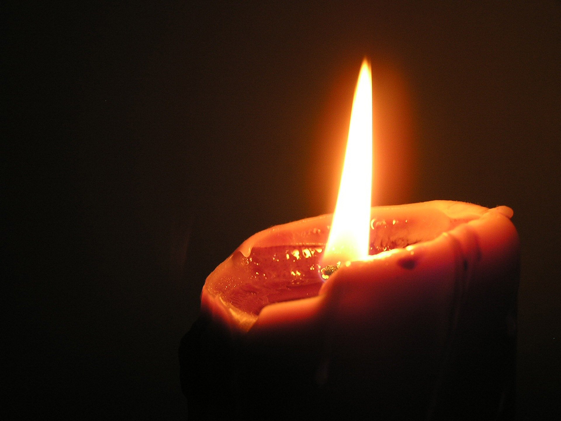 Поминальная свеча. Пламя поминальной свечи. Горение свечи. Горящие поминальные свечи. Поминальная свеча памяти