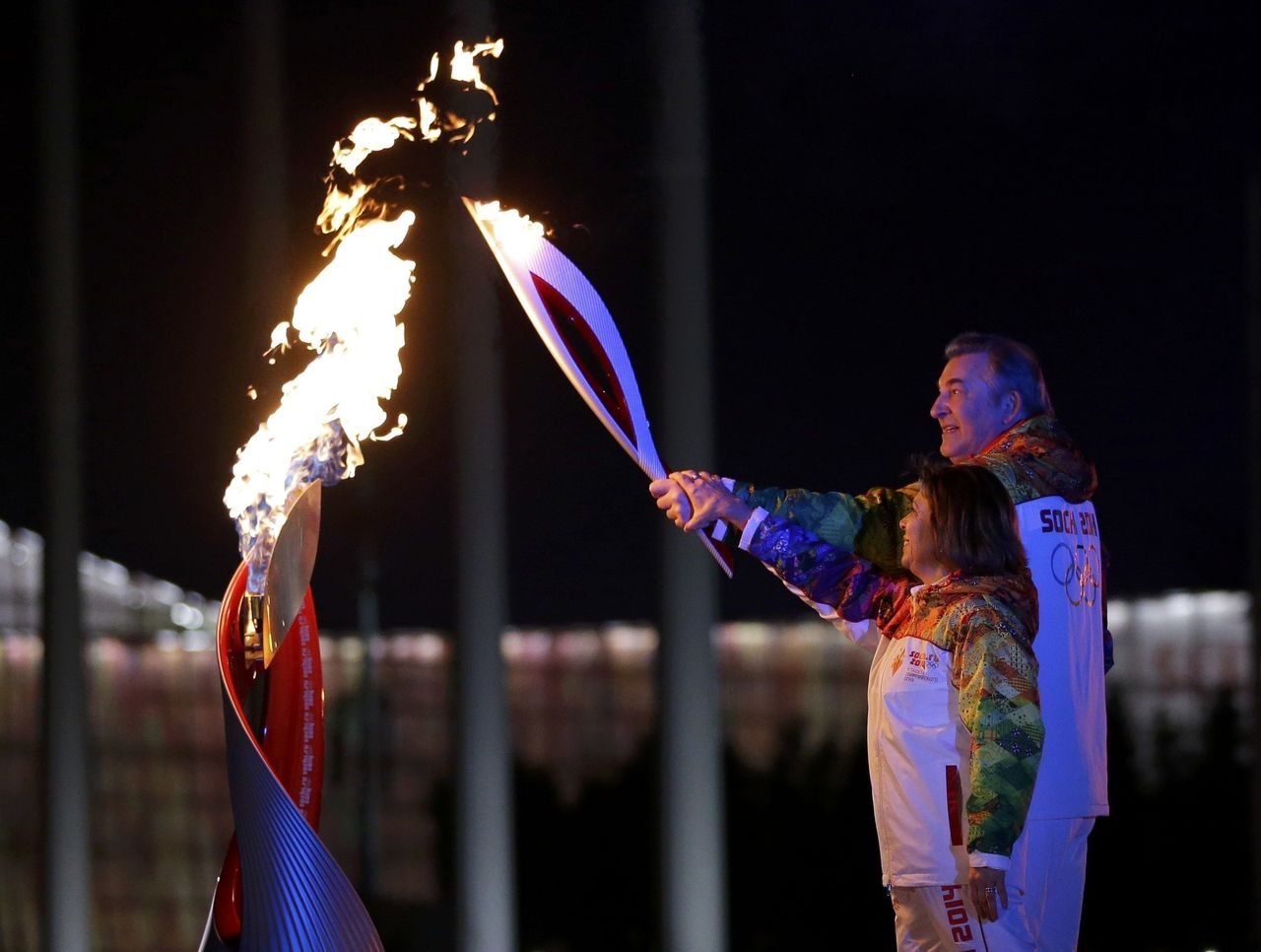 Олимпийский огонь современных игр зажигается. Церемония зажжения олимпийского огня в Сочи.