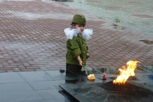 Дети с цветами у вечного огня