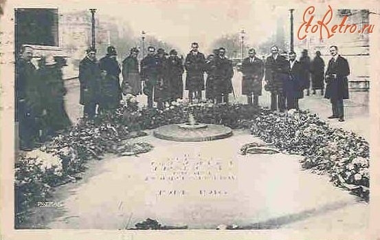 Вечный огонь зажжен в 1920 на могиле неизвестного солдата в Париже