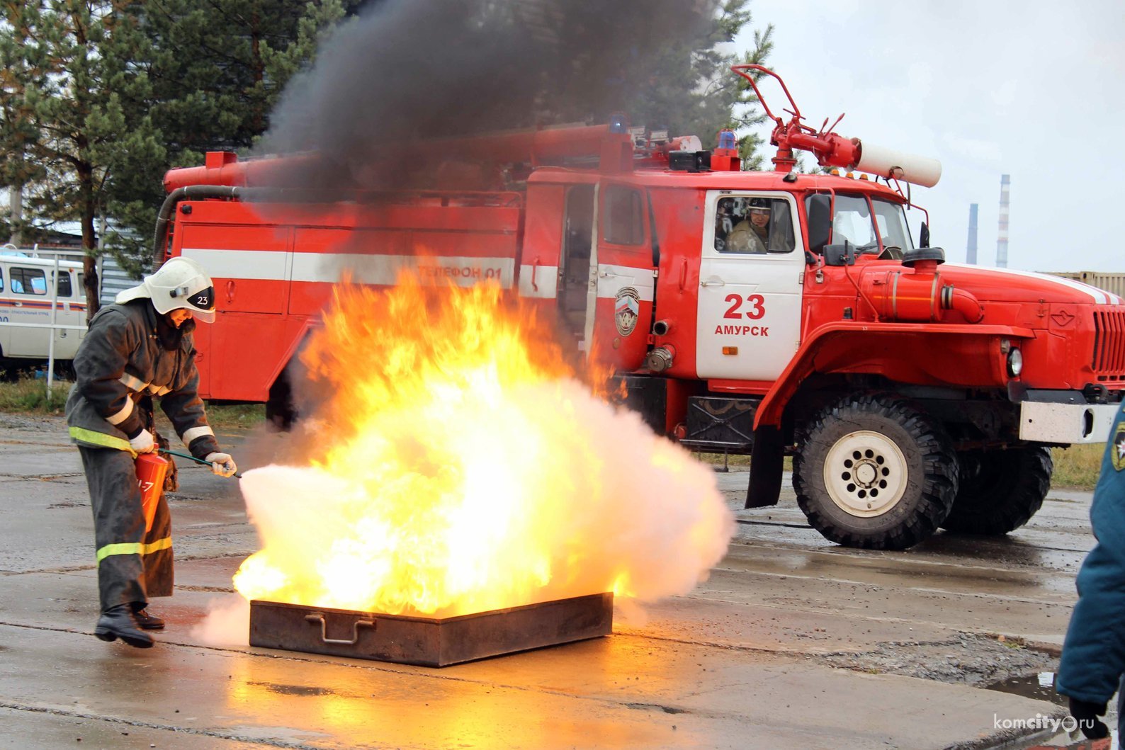 Включи том пожарный. Пожарная машина. Пожарная машина и пожарный. Пожарная машина тушит пожар. Пожарная машина на пожаре.