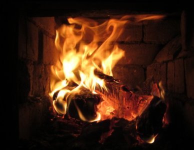 Бьется в печке огонь