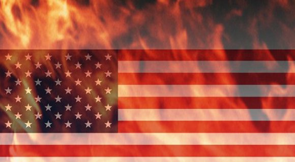 Горящий американский флаг