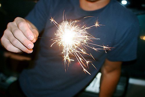 Бенгальский огонь в мужской руке