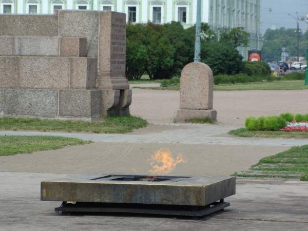 Вечный огонь на Марсовом поле в Санкт-Петербурге
