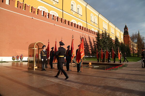 Почетный караул у могилы неизвестного солдата в Москве